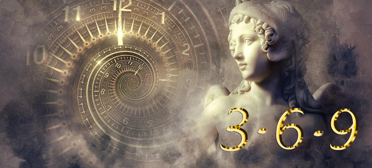Das Bild zeigt einen antiken Engelskopf und eine spiralförmige Uhr im Hintergrund. Die Zahlen 3, 6 und 9 sind in goldener Schrift hervorgehoben.
