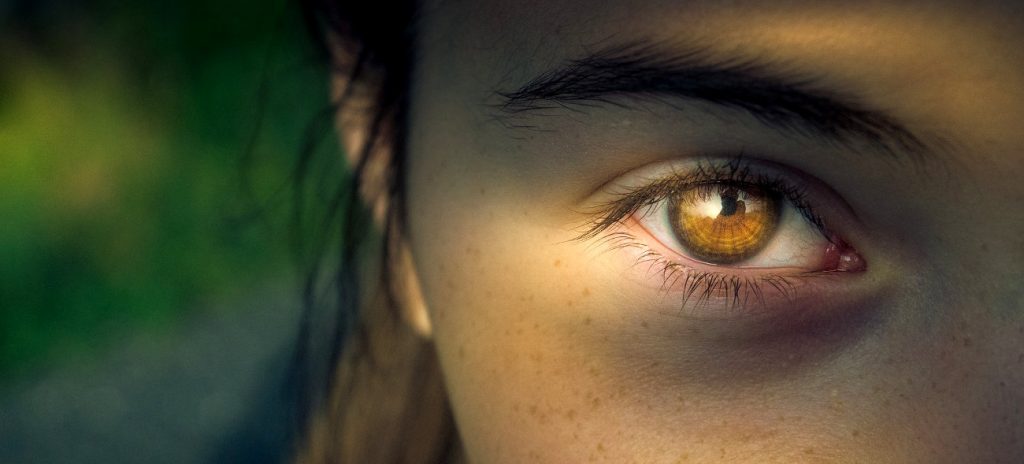 Junge Frau in Nahaufname mit hellbraunen Augen testet die 3-6-9-Methode