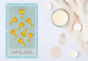 Tarotkarte: Acht der Kelche Acht goldene Kelche vor hellblauem Aquarellhintergrund: Ein Kelch steht oben aufrecht, die anderen sieben fallen in verschiedenen Winkeln durcheinander.