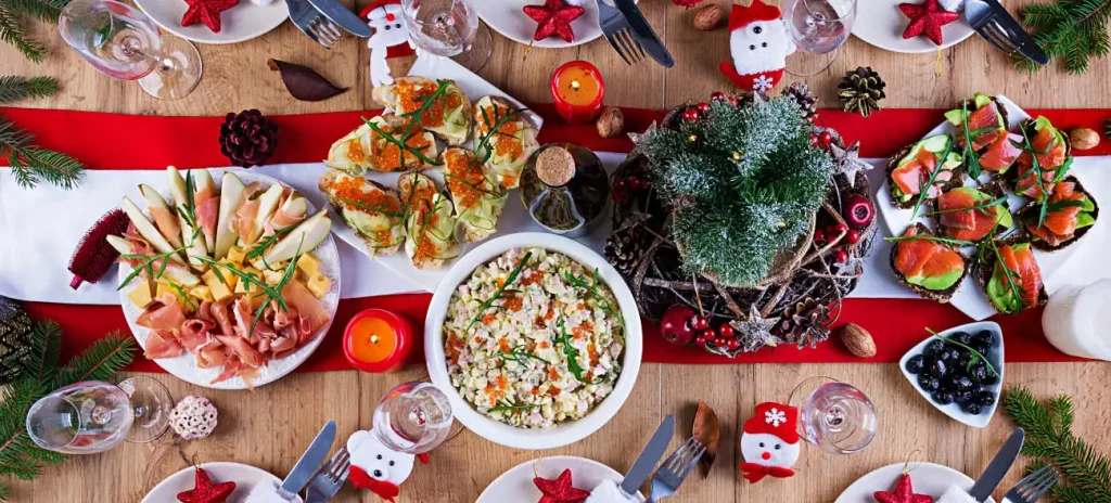 Reich gedeckter Weihnachtstisch mit dekorativen Speisen – eine Erinnerung daran, wie viel Weihnachtsstress durch die Erwartung an Perfektion entsteht.