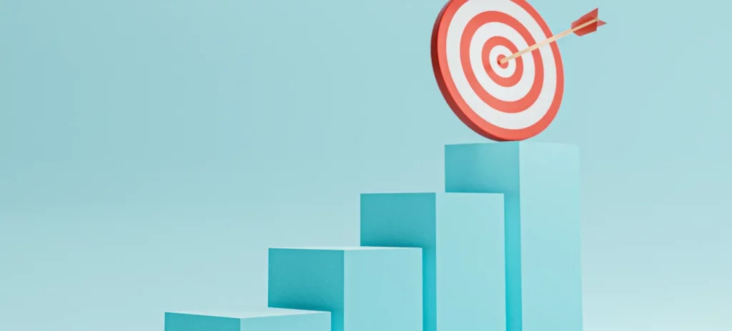 Eine Zielscheibe mit einem Pfeil in der Mitte, die über mehreren aufsteigenden Stufen schwebt.