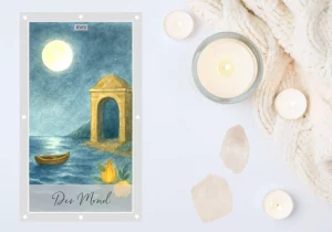 Aquarell-Illustration der Tarotkarte Der Mond: Ein heller Vollmond leuchtet über einem blaugrauen Nachthimmel und wirft sein Licht auf ein Meer mit sanftem Wellengang. Auf dem Wasser treibt ein kleines Boot. Am Ufer erhebt sich ein großer steinerner Torbogen, der wie ein Eingang in eine neue Welt wirkt. Im Vordergrund blühen gelbe Rosen. 