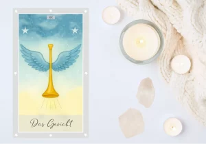 Aquarellgemälde im Tarotkartenstil: In der Bildmitte schwebt ein goldenes Horn mit ausgebreiteten blauen Flügeln vor einem hellen, harmonischen Himmel. Der Hintergrund verläuft sanft von einem warmen Gelb am unteren Rand zu einem kühlen Blau mit zarten Sternen im oberen Bereich. Links und rechts am Himmel leuchten zwei größere Sterne wie Hüter des Horns. Feine Linien deuten Schallwellen an, die vom Horn ausgehen. Die Atmosphäre ist ruhig, hoffnungsvoll und lichtdurchflutet.