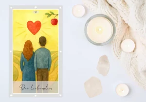 Eine Tarotkarte im Aquarellstil zeigt eine Frau und einen Mann, die nebeneinander stehen und in die Ferne blicken. Vor ihnen verzweigen sich mehrere Wege, die in einen hellgelben Horizont führen. Am Himmel leuchtet ein rotes Herz wie eine Sonne und strahlt warmes Licht auf sie herab. Rechts oben hängt ein einzelner roter Apfel an einem Ast.