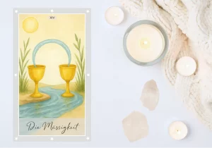 Eine Tarotkarte im sanften Aquarellstil zeigt zwei goldene Kelche, die in einem hellblauen Fluss stehen. Zwischen ihnen fließt das Wasser in einem harmonischen Bogen hin und her. Am Ufer wächst grünes Schilfgras, und über der warm-beigen Landschaft leuchtet eine helle Sonne. Das Bild vermittelt Ruhe, Ausgeglichenheit und das Prinzip der Balance.