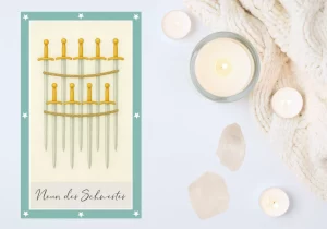 Neun aufrecht stehende Schwerter mit goldenen Griffen. Ein lockeres Seil hält sie zusammen. 