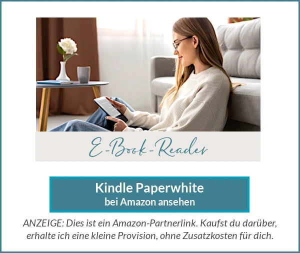 Symbolisches Bild einer Frau, die entspannt auf einem Sofa einen E-Book-Reader liest; darunter ein Hinweis auf den Kindle Paperwhite mit Amazon-Partnerlink.